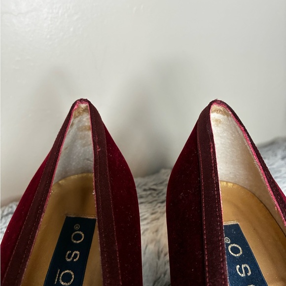 Elegant Red Velvet Heels - Picture 6 of 8